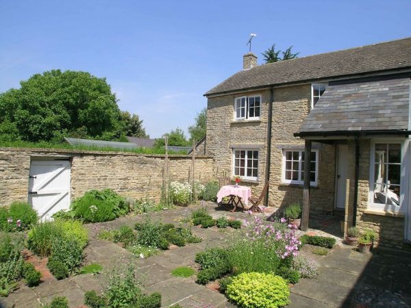 Dairy Cottage Holiday Retreat In The Cotswolds Sleeps 2 Log Burner